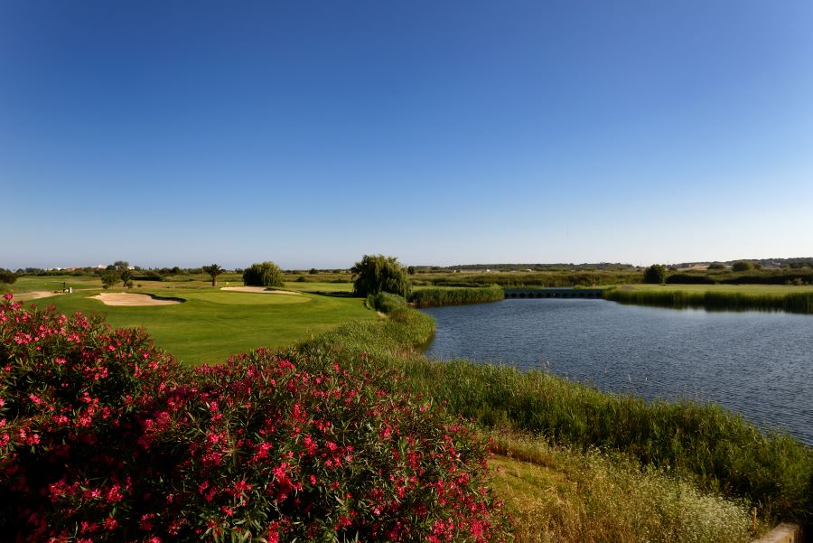 Dom Pedro Laguna Golf Course in Vilamoura with lake to the right