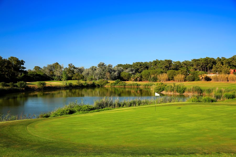 Green with flag in lake behind it at Dom Pedro Laguna Golf Course