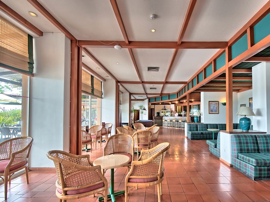 Bar with seating at Dom Pedro Portobelo Hotel in Vilamoura