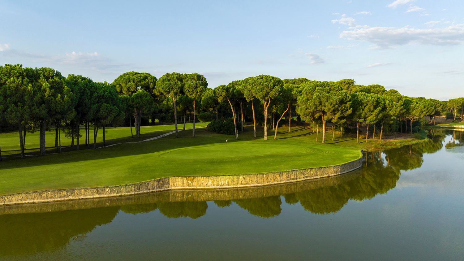Lake protecting green at Gloria Golf's Verde