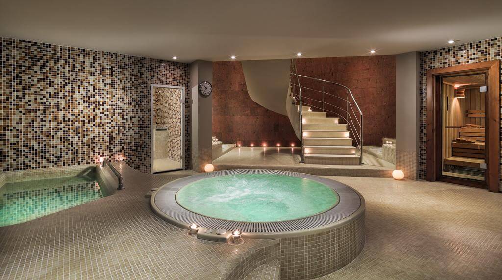 Jacuzzi and sauna at Hotel Las Madrigueras Golf Resort And Spa