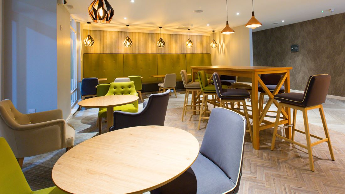 Bar stools and tables in the breakfast area at Belton Woods Hotel, Spa And Golf Resort