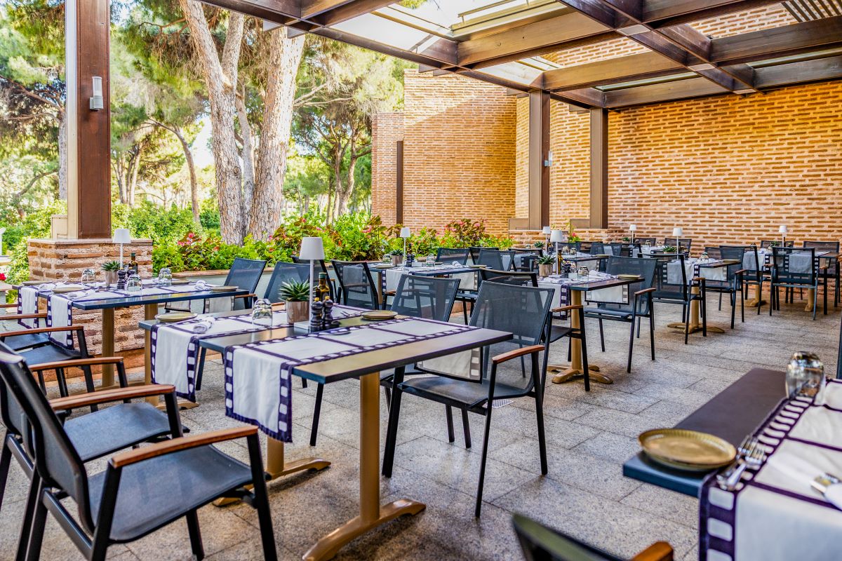 Outdoor dining at Gloria Verde Resort