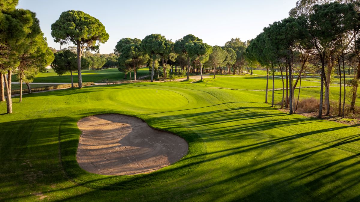 Large bunker protecting the green at Kaya Palazzo Golf Club