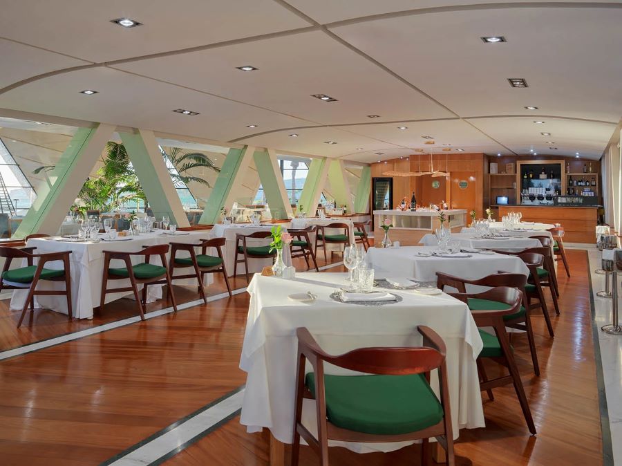 White table cloths on the tables in the restaurant, and tiled floor at H10 Playa Meloneras Horizons Collection