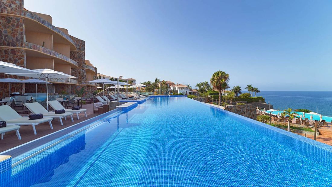 Infinity pool with rooms overlooking the hotel at H10 Playa Meloneras Horizons Collection