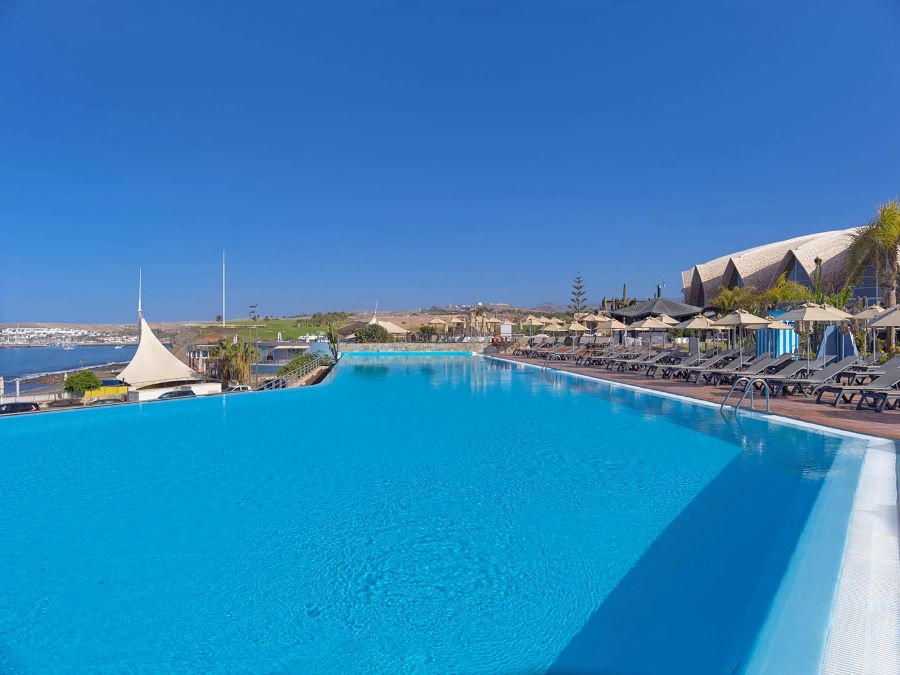 Infinity swimming pool overlooking the sea at H10 Playa Meloneras Horizons Collection