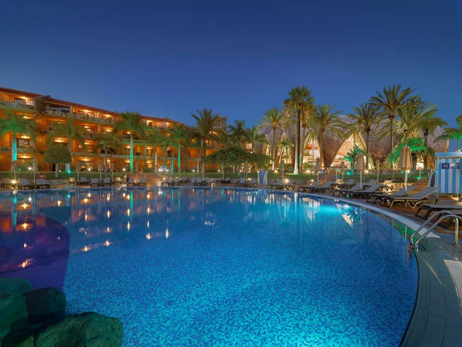 Swimming pool at night-time at H10 Playa Meloneras Horizons Collection