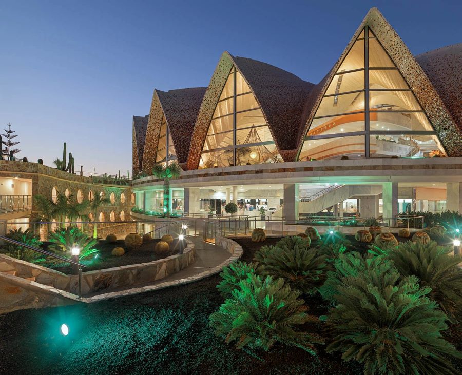 Exterior of H10 Playa Meloneras Horizons Collection at night