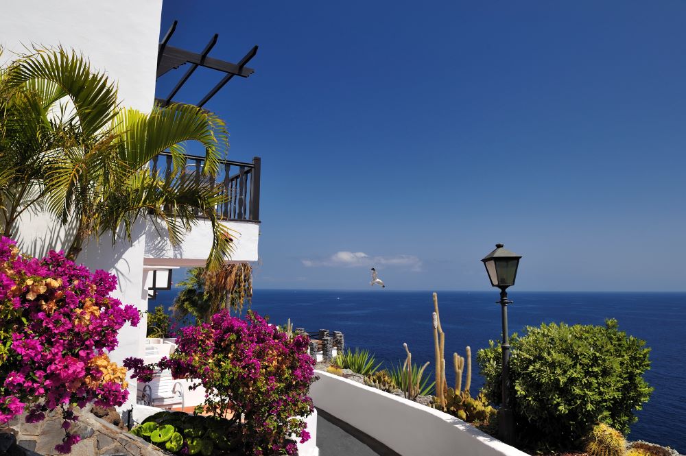 White wash buildings overlooking the sea at Hotel Jardin Tecina