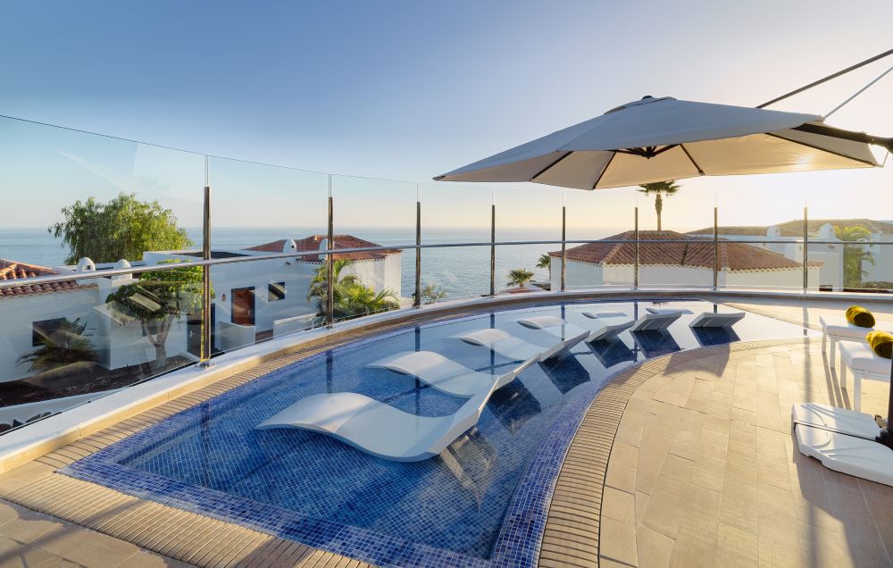 Swimming pool overlooking the sea at Hotel Jardin Tecina