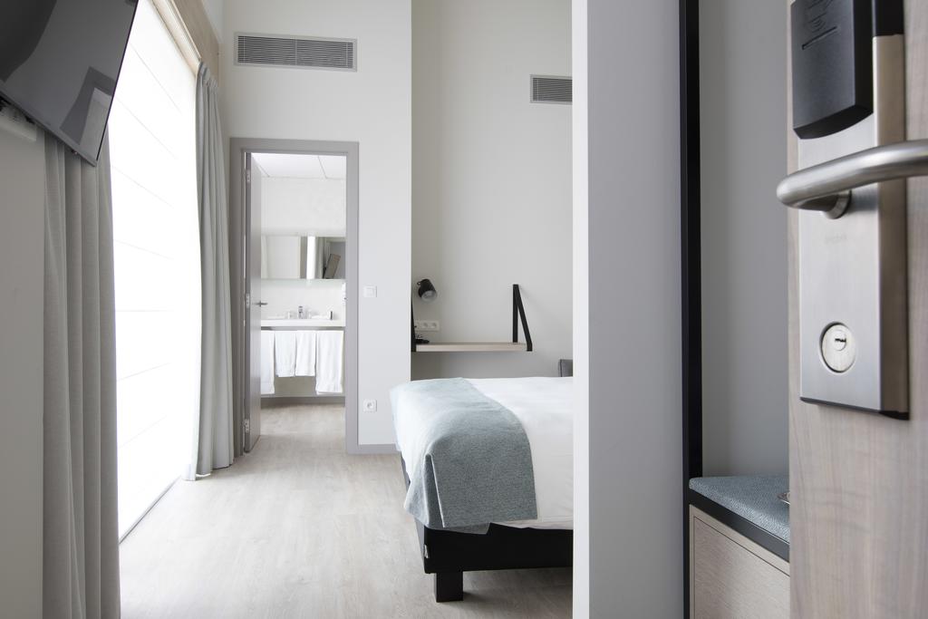 Martins Hotel Brugge with private bathroom, and double bed