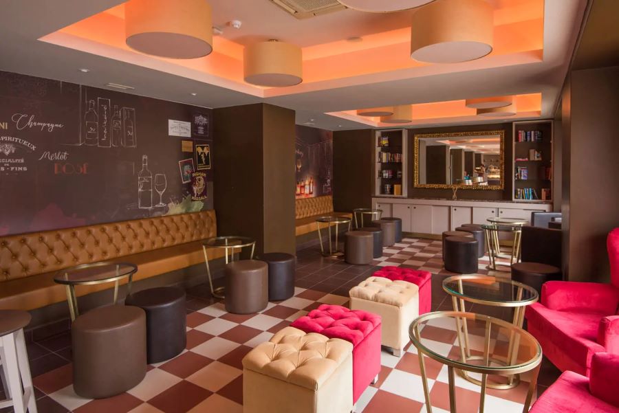 Cube chairs in the bar at Vila Gale Ampalius