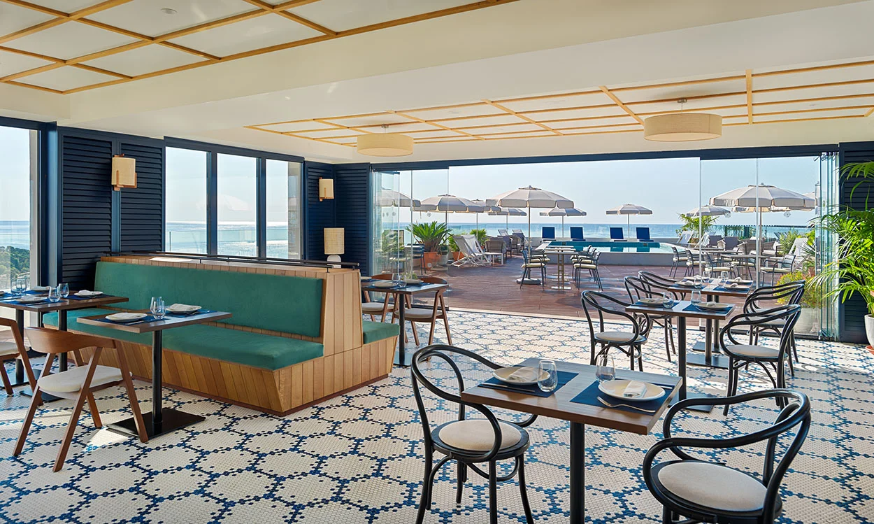 A restaurant in H10 Imperical Tarraco overlooking the sea.