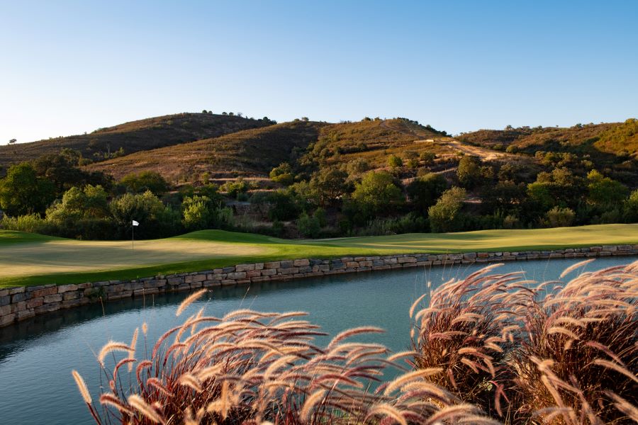 Lake protecting the green at Ombria Golf Resort