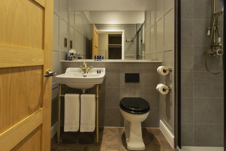 Bathroom with sink, toilet and mirror at Dundonald Links