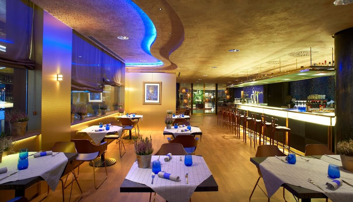 Bar and restaurant at Hotel Carlemany Girona