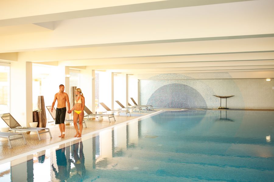 Indoor swimming pool with two guests at Robinson Quinta Da Ria