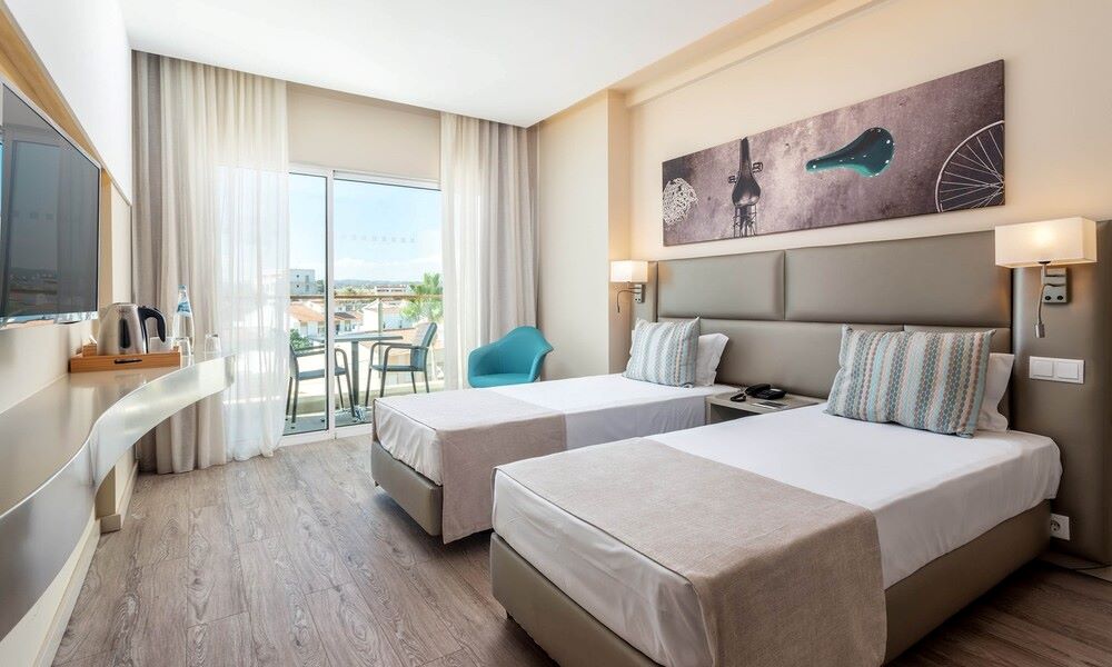Twin beds in standard room at AP Maria Nova Lounge Hotel