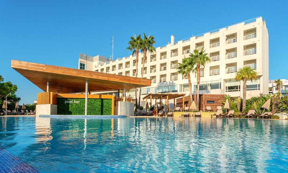 Swimming pool at AP Maria Nova Lounge Hotel