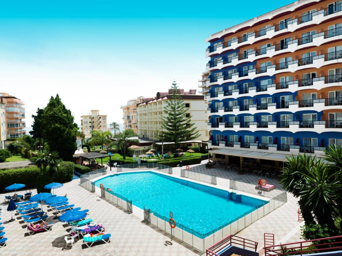 Swimmin pool and pool loungers at Hotel Monarque Fuengirola Park