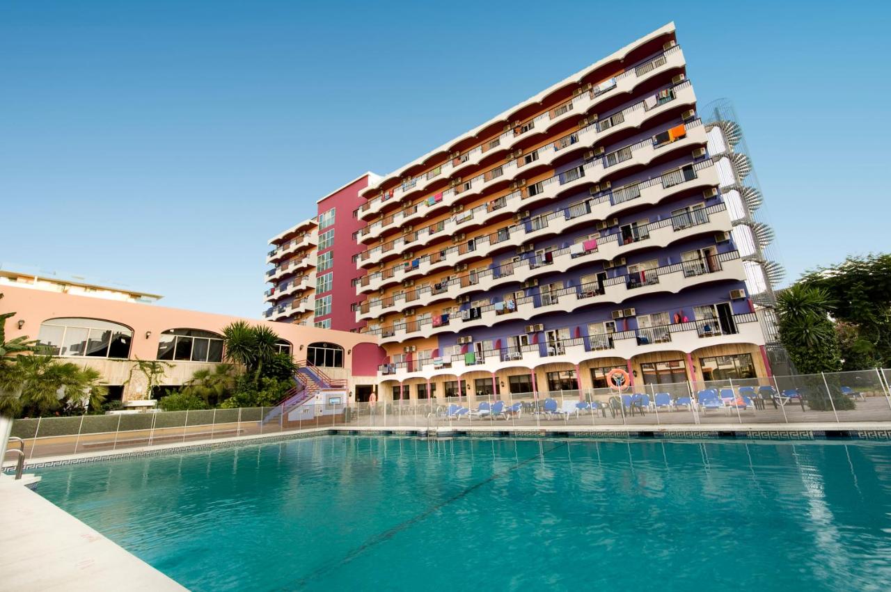 Exterior of Hotel Monarque Fuengirola Park with swimming pool in front