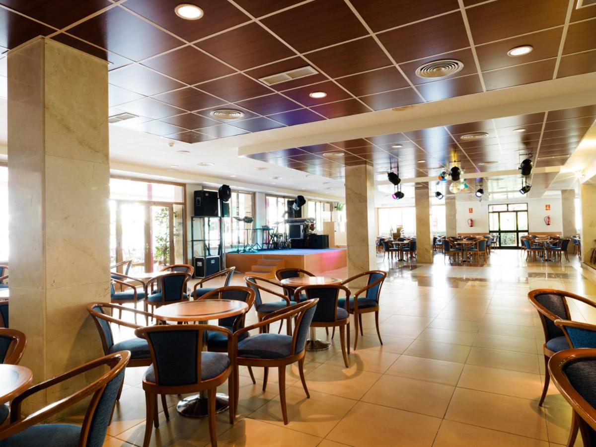 Bar area with stage at Hotel Monarque Fuengirola Park