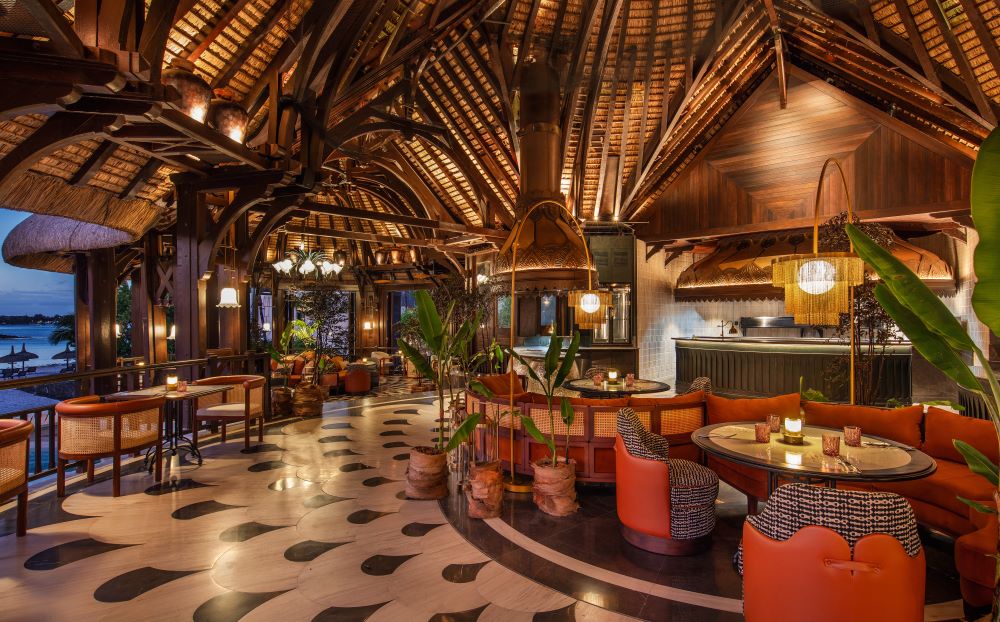 Restaurant at Shangri-La Le Touessrok in Mauritius with bar