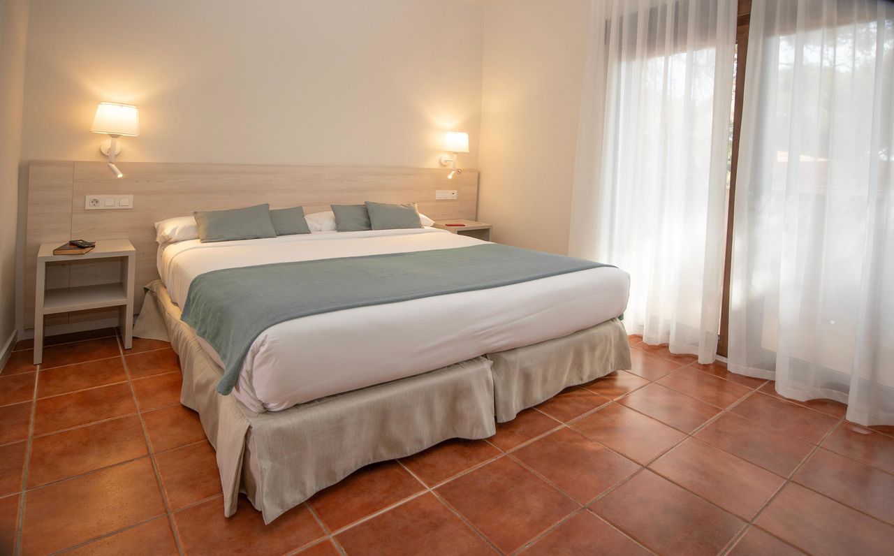 Double bed and tiled floor at Hotel Montepiedra Alicante