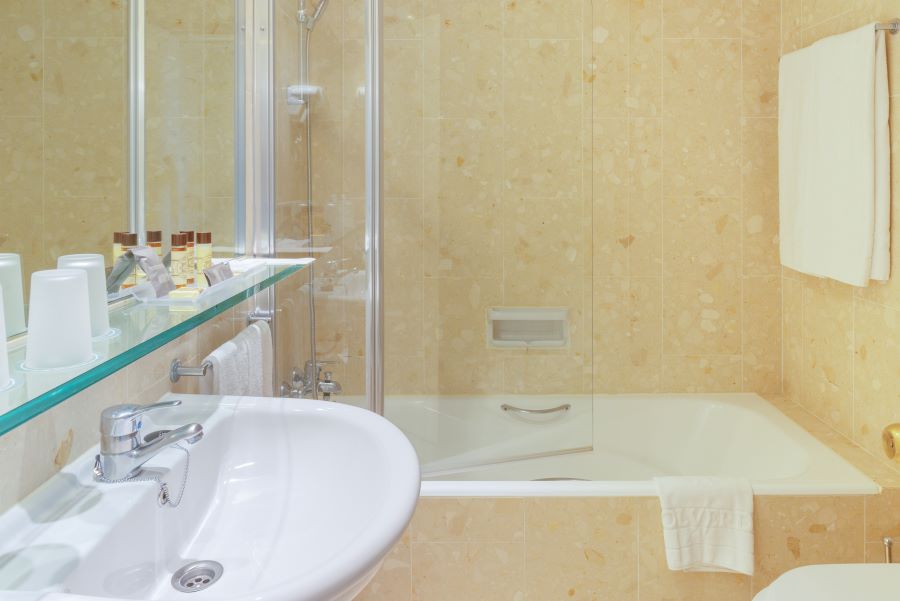Bathroom with bath tub in room at Hotel Algarve Casino
