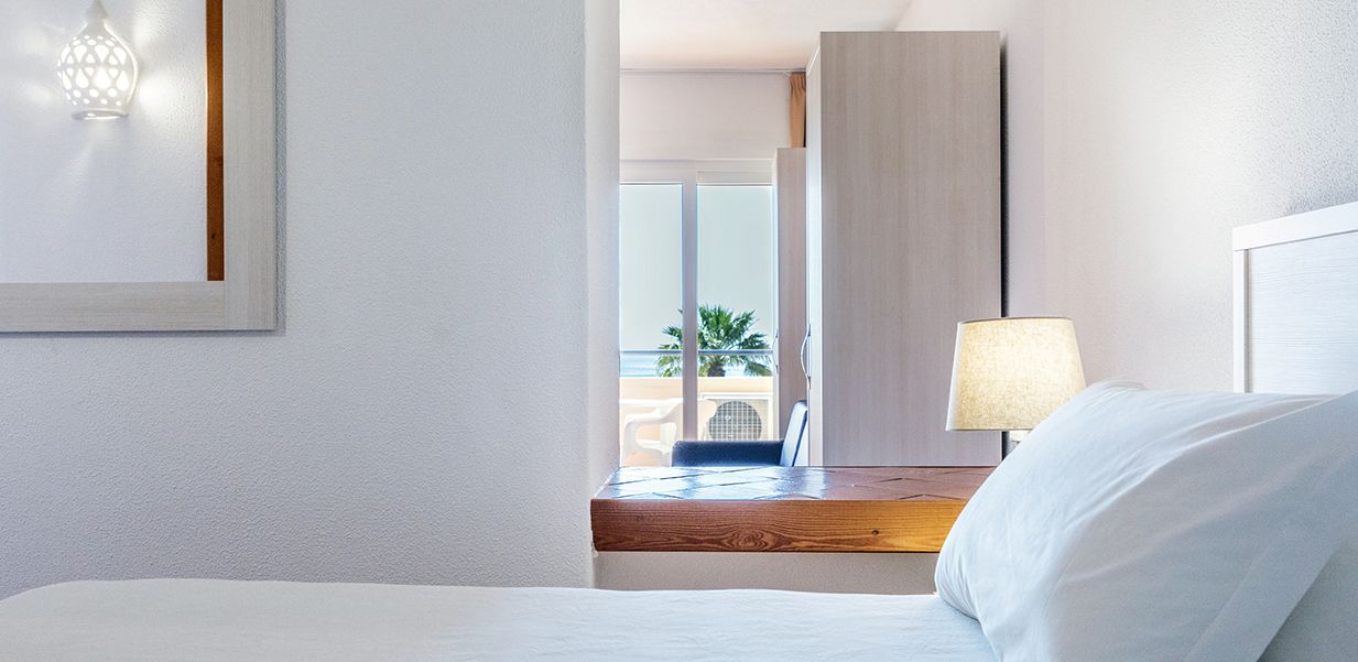 Bed looking through to the beach at Dom Pedro Lagos