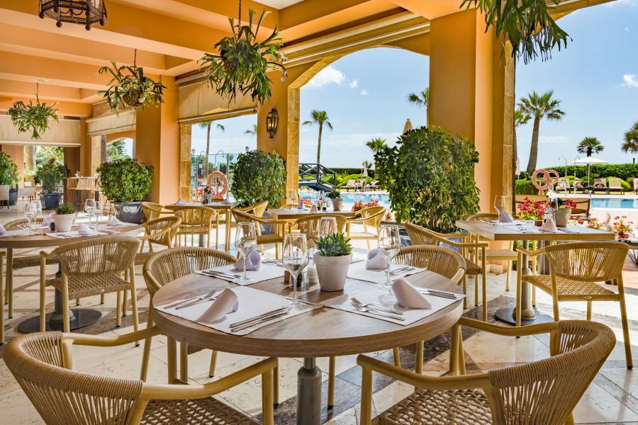 Al fresco dining at Elba Estepona Gran Hotel & Thalasso Spa