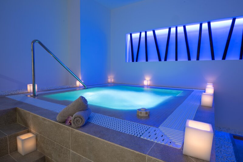 Jacuzzi in spa at GF Isabel